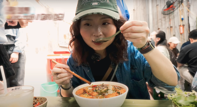 Khách Trung Quốc mê mẩn 1 món bún trong ngõ ở Hà Nội, ăn xong phải “giơ ngón cái” vì vị ngon tuyệt hảo - Ảnh 3.