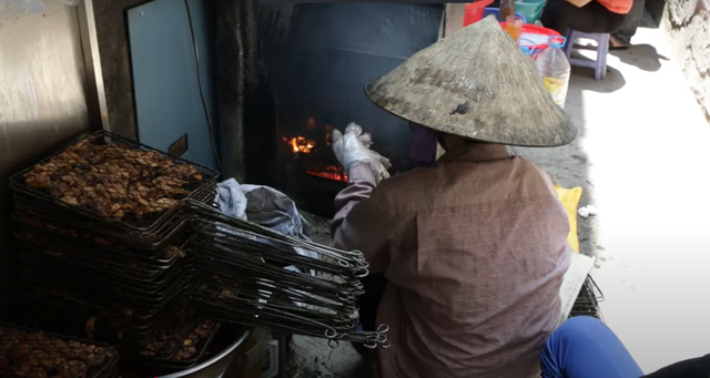 Khách Tây nhận xét: Đây là cửa hàng bún chả ngon nhất ở Hà Nội - Ảnh 2.