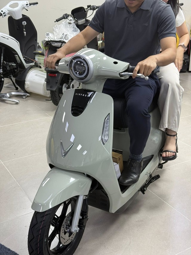 Ảnh thật VinFast Evo Grand: Hai người ngồi có chật không, cốp xe có thể lắp thêm pin phụ trông ra sao? - Ảnh 1.