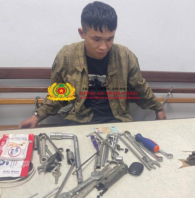 Bắt, khám xét nơi của thợ sửa xe Huỳnh Văn Nguyên Hạo - Ảnh 1.