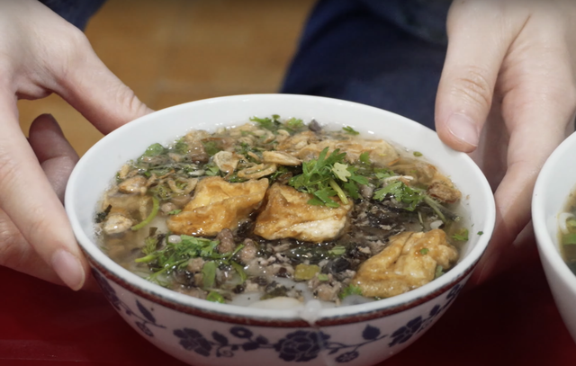 Khách Trung Quốc lần đầu thử món bánh dân dã ở Hà Nội, ngỡ ngàng vì "ngon khủng khiếp" - Ảnh 4.