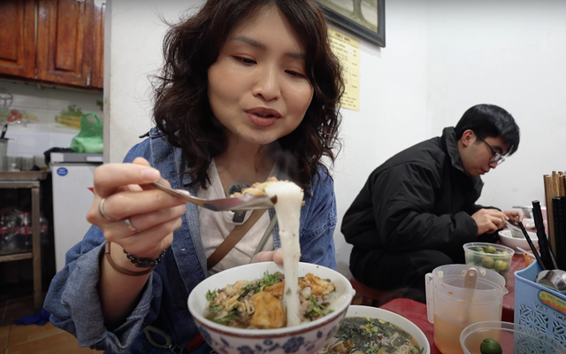 Khách Trung Quốc lần đầu thử món bánh dân dã ở Hà Nội, ngỡ ngàng vì "ngon khủng khiếp" - Ảnh 1.