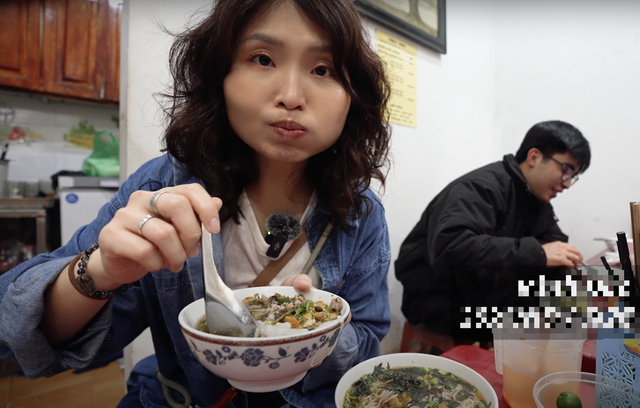 Khách Trung Quốc lần đầu thử món bánh dân dã ở Hà Nội, ngỡ ngàng vì "ngon khủng khiếp" - Ảnh 2.