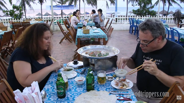 Khách Tây nhận xét Việt Nam có một món mà đi đâu cũng thấy, ăn thì ngon miễn bàn mà giá lại còn mềm - Ảnh 1.