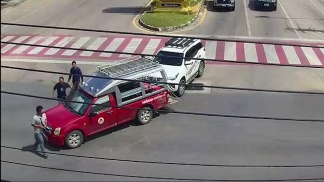 Bị xe khác bóp còi, tài xế liền rút súng ra bắn 3 phát - Ảnh 1.