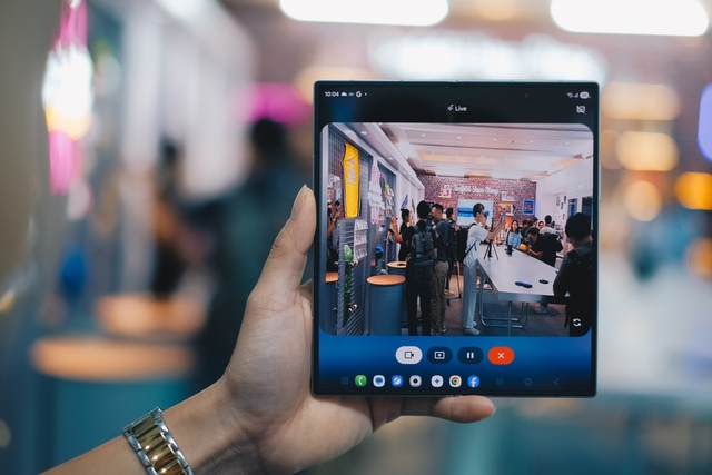 "Trên bàn cân" Galaxy Z Fold7 và iPhone 16 Pro Max: Điện thoại gập đã sánh ngang smartphone truyền thống? - Ảnh 8.