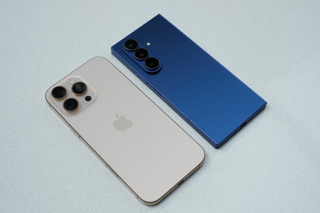 "Trên bàn cân" Galaxy Z Fold7 và iPhone 16 Pro Max: Điện thoại gập đã sánh ngang smartphone truyền thống? - Ảnh 4.