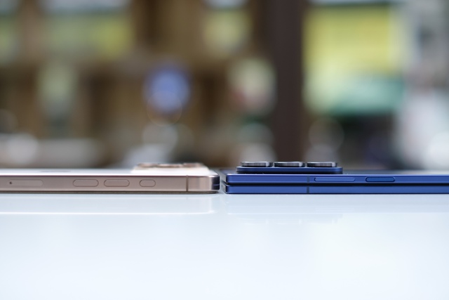 "Trên bàn cân" Galaxy Z Fold7 và iPhone 16 Pro Max: Điện thoại gập đã sánh ngang smartphone truyền thống? - Ảnh 2.