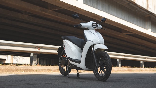 Loạt xe máy điện đi cả tuần vẫn còn pin: Có xe đi gần 300km/sạc, có xe sạc hết 1 giờ, có xe giá 26 triệu - Ảnh 2.