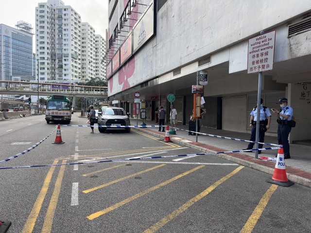 Người đàn ông ngã từ tầng cao khách sạn rồi tử vong, cảnh sát kiểm tra phòng thì sốc với cảnh bên trong  - Ảnh 1.