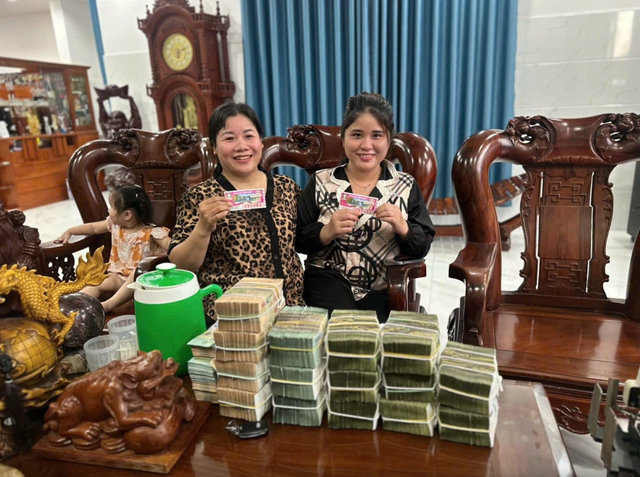 Đang gội đầu được mời mua vé số, 2 chị em ở TP.HCM mừng rỡ dò kết quả: Bất ngờ số tiền chia nhau - Ảnh 1.