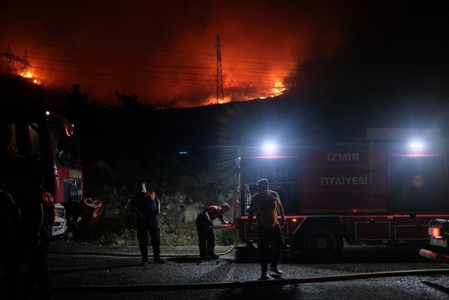 Thành phố hàng triệu người đang bị lửa đe dọa - Ảnh 1.
