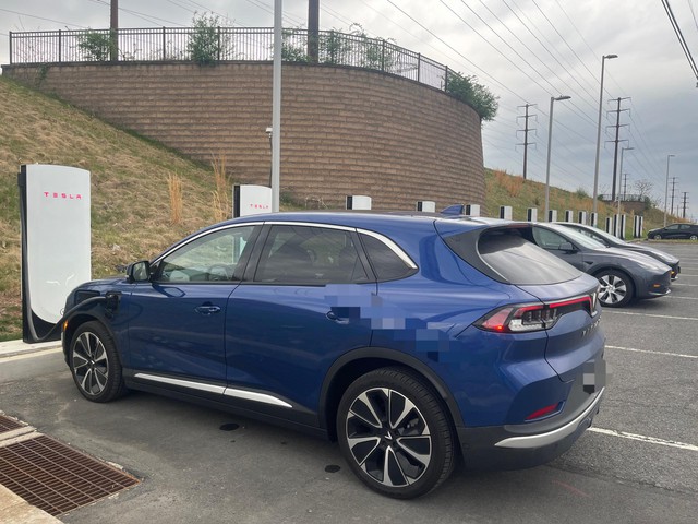 VinFast VF 8 sạc điện tại trụ Tesla: Đây là tham vọng của Elon Musk - Ảnh 1.
