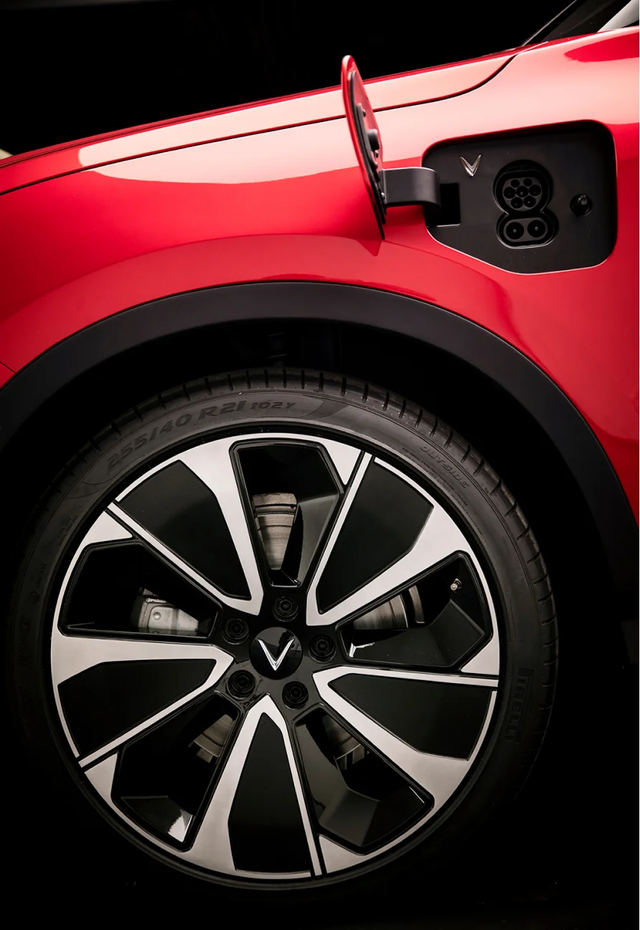 VinFast VF 8 sạc điện tại trụ Tesla: Đây là tham vọng của Elon Musk - Ảnh 2.