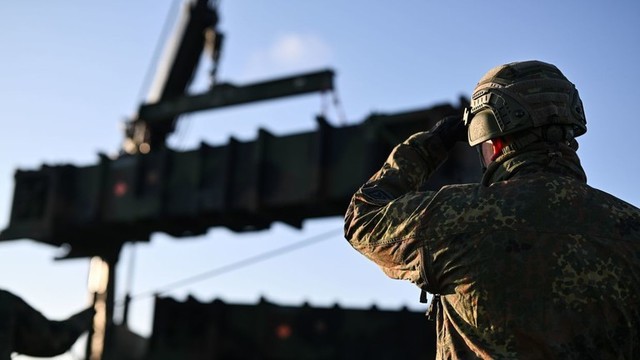 Tổng thống Trump cam kết gửi 10 tên lửa Patriot tới Ukraine ngay lập tức - Ảnh 1.