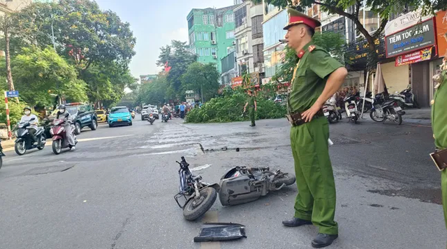 Vụ tô đâm liên hoàn 10 xe máy trên phố Hà Nội: Danh tính nữ tài xế - Ảnh 2.