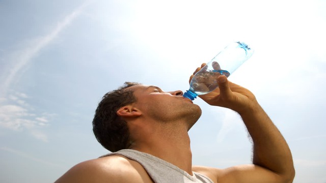 Người đàn ông bất ngờ bị suy thận: Bác sĩ nói thẳng “uống nước kiểu này cực nguy hiểm, nhiều người mắc” - Ảnh 2.
