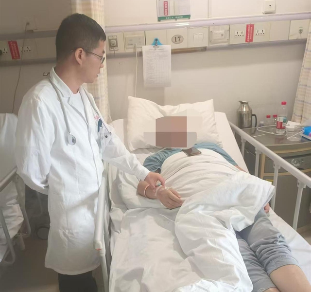 Người đàn ông bất ngờ bị suy thận: Bác sĩ nói thẳng “uống nước kiểu này cực nguy hiểm, nhiều người mắc” - Ảnh 1.