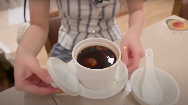 Khách Việt ăn thử món trứng kỳ lạ ở Trung Quốc, ngỡ ngàng vì tưởng “lạc quẻ” nhưng ngon bất ngờ - Ảnh 1.