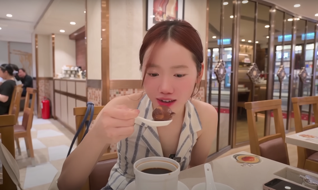 Khách Việt ăn thử món trứng kỳ lạ ở Trung Quốc, ngỡ ngàng vì tưởng “lạc quẻ” nhưng ngon bất ngờ - Ảnh 2.