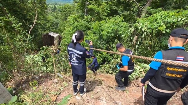 Đi cứu hộ nhưng lại tìm thấy 1 chiếc xe khác, nhìn vào bên trong khiến tất cả đều giật mình - Ảnh 1.