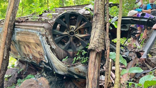 Đi cứu hộ nhưng lại tìm thấy 1 chiếc xe khác, nhìn vào bên trong khiến tất cả đều giật mình - Ảnh 2.