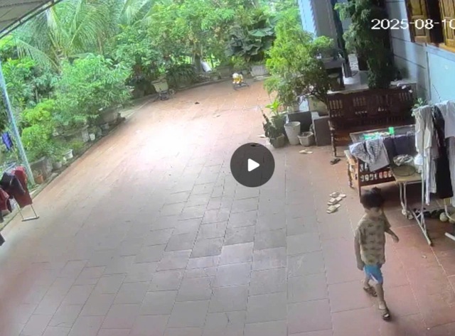 B&eacute; trai 5 tuổi mất t&iacute;ch b&iacute; ẩn khi chơi trong s&acirc;n nh&agrave;, gia đ&igrave;nh chia sẻ một th&ocirc;ng tin đầy bất an   - Ảnh 1.