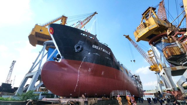 Tàu Great Whale "Made by Vietnam" trọng tải 7.990 tấn vừa hạ thủy thành công: Ngành đóng tàu Việt vươn xa - Ảnh 2. Tàu Great Whale "Made by Vietnam" trọng tải 7.990 tấn vừa hạ thủy thành công: Ngành đóng tàu Việt vươn xa - Ảnh 2.