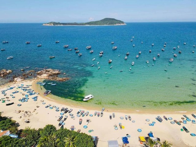 Hòn đảo hoang sơ thuộc tỉnh miền Trung, du khách nhận xét: "Ngỡ ngàng vì nước biển quá xanh!" - Ảnh 2.