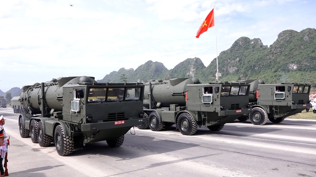 Tên lửa bờ Redut-M của QĐND Việt Nam diễu binh 2/9: Đạn P-28 dài 10,2 m, khối lượng phóng 4,2 tấn - Ảnh 1.