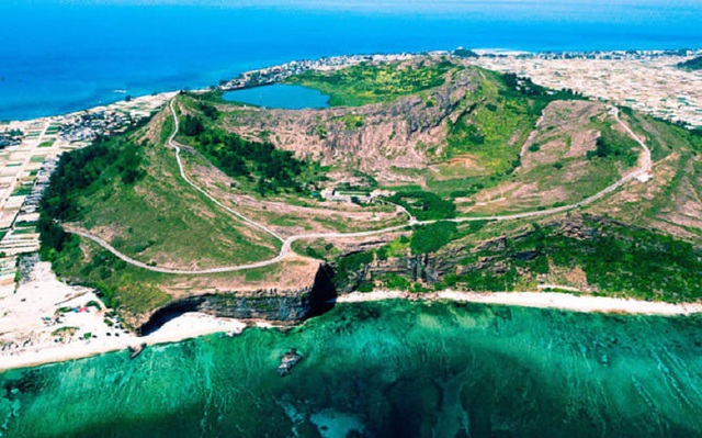 Đảo duy nhất ở Việt Nam có 5 ngọn núi lửa: Cách đất liền 30km, du khách nhận xét "Cảnh như trong phim" - Ảnh 2.
