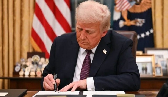 &Ocirc;ng Trump lại tuy&ecirc;n bố ho&atilde;n tăng thuế với Trung Quốc  - Ảnh 1.