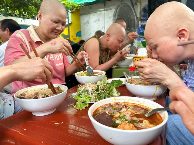 Bữa ăn nghĩa tình là nguồn động lực để vượt qua bệnh tật - Ảnh 6.