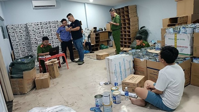 Đột Kích Cơ Sở Kinh Doanh Ở Tp.hcm, Thu Giữ 4.497 Chai Sữa Ensure Giả, Quy Mô Hàng Trăm Triệu Đồng - Ảnh 1. Đột Kích Cơ Sở Kinh Doanh Ở Tp.hcm, Thu Giữ 4.497 Chai Sữa Ensure Giả, Quy Mô Hàng Trăm Triệu Đồng - Ảnh 1.