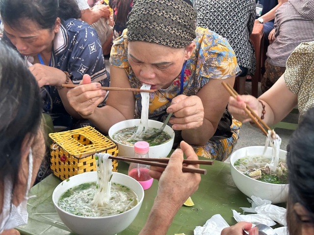 Bữa ăn nghĩa tình là nguồn động lực để vượt qua bệnh tật - Ảnh 8.