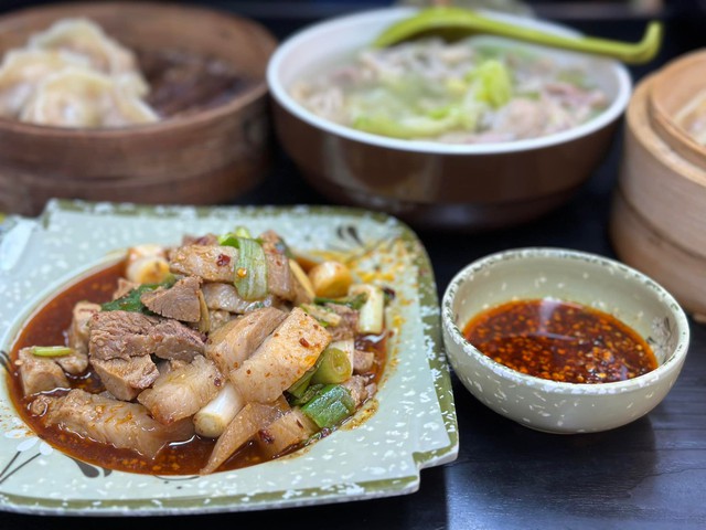 Khách Việt ăn đặc sản khi đi Trung Quốc, nhận xét: "Đời tôi chưa bao giờ nghĩ sẽ phải làm thế này!" - Ảnh 2.