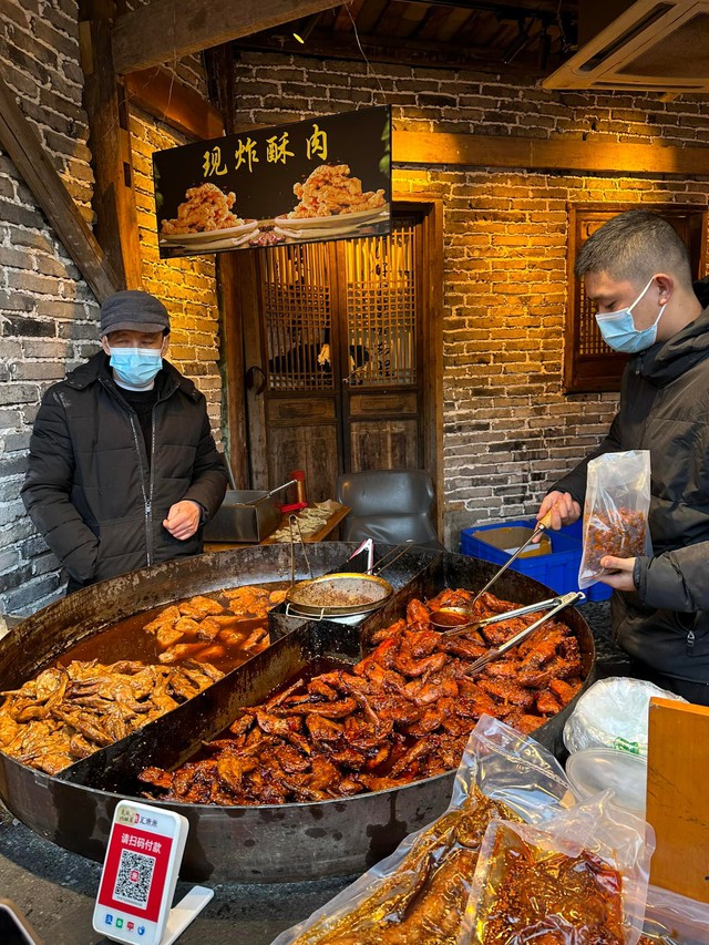 Khách Việt ăn đặc sản khi đi Trung Quốc, nhận xét: "Đời tôi chưa bao giờ nghĩ sẽ phải làm thế này!" - Ảnh 1.