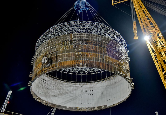 Chiêm ngưỡng "quái vật" cần cẩu lớn nhất hành tinh nâng mái vòm 245 tấn cho nhà máy 33 tỷ USD  - Ảnh 5.