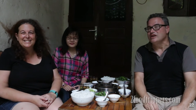 Khách Tây nếm thử món chả cá nổi tiếng của Việt Nam cùng mắm tôm, thốt lên 1 câu khiến người xem bất ngờ - Ảnh 1.