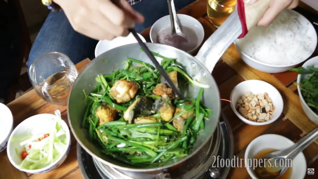 Khách Tây nếm thử món chả cá nổi tiếng của Việt Nam cùng mắm tôm, thốt lên 1 câu khiến người xem bất ngờ - Ảnh 2.