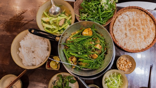 Khách Tây nếm thử món chả cá nổi tiếng của Việt Nam cùng mắm tôm, thốt lên 1 câu khiến người xem bất ngờ - Ảnh 5.