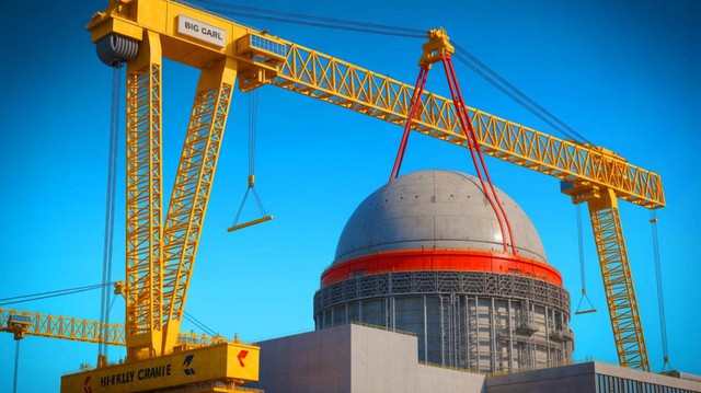 Chiêm ngưỡng "quái vật" cần cẩu lớn nhất hành tinh nâng mái vòm 245 tấn cho nhà máy 33 tỷ USD  - Ảnh 1.