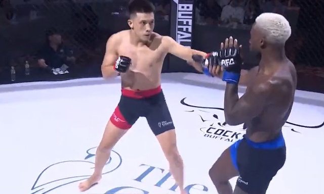 Hứng 10 cú đấm liên tục, em trai Nguyễn Trần Duy Nhất thua võ sĩ Mỹ - Ảnh 1.