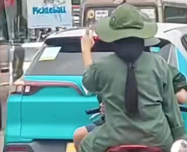 Phụ huynh nữ sinh có hành động khiếm nhã với đoàn xe A80: "Ở nhà con cũng ngoan và không nghịch ngợm gì" - Ảnh 1.