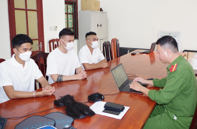 Diễn biến mới nhất vụ 3 thanh niên dàn dựng cảnh thân mật trên Mercedes ở Ninh Bình - Ảnh 2.