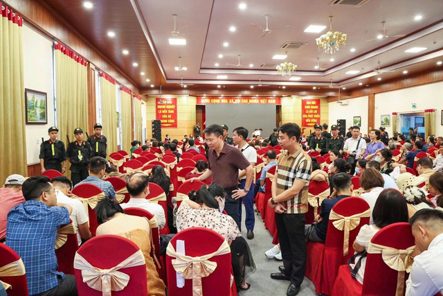 Gần 200 cảnh sát bất ngờ ập vào khu hội trường sang trọng ở Hà Nội: Bắt 3 người, triệu tập hơn 20 người - Ảnh 2.