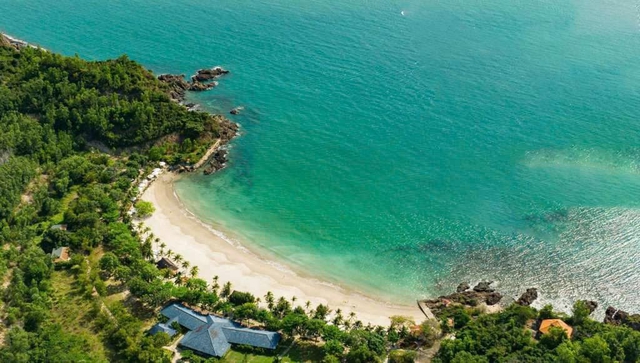 Bãi biển biệt lập cách trung tâm chưa tới 10km, du khách nhận xét: Đúng là biển xanh, cát trắng! - Ảnh 1.