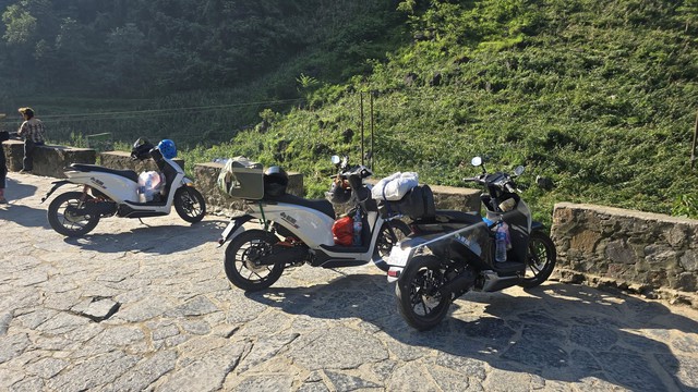  Đi 1.000 km không phải dắt bộ, gặp 'thảm họa' khi đổ dốc Bắc Sum - Ảnh 2.