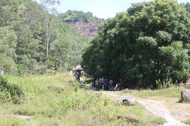 Phát hiện xương người và quần áo nữ giữa núi hoang Nghệ An - Ảnh 1.