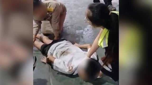 Đến đón vợ là giáo viên, chồng cán qua người nam sinh, video hiện trường gây phẫn nộ - Ảnh 2.